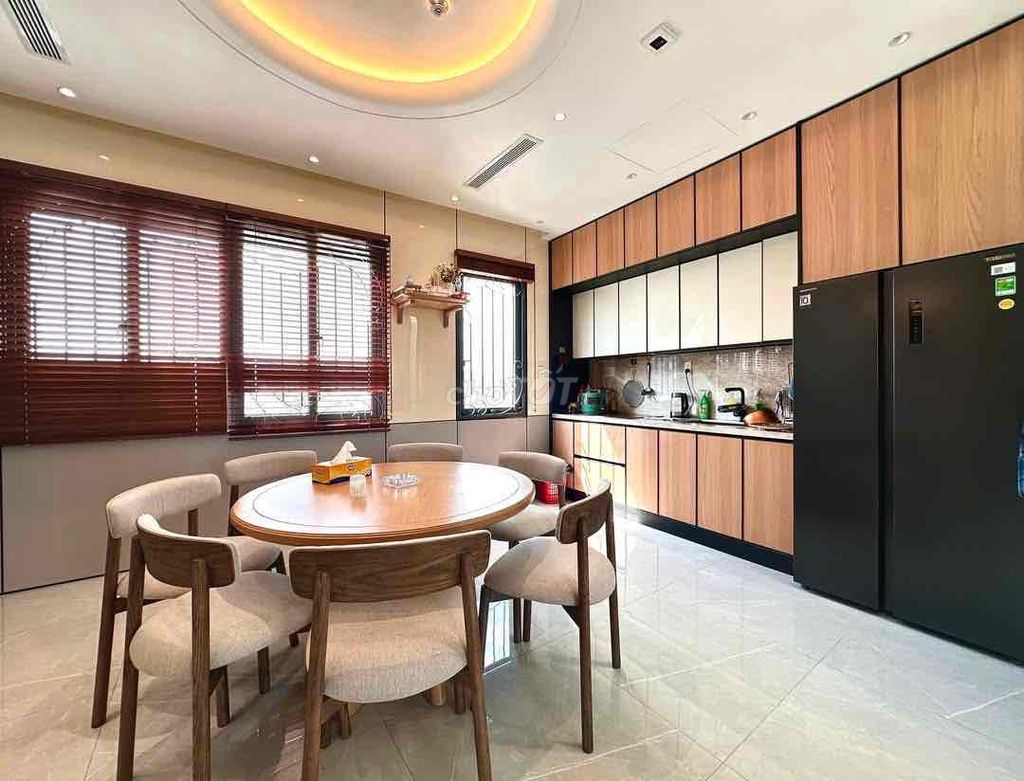 The Penthouse House is 70 meters wide, just Lý Thường Kiệt - Squarly - North Sea