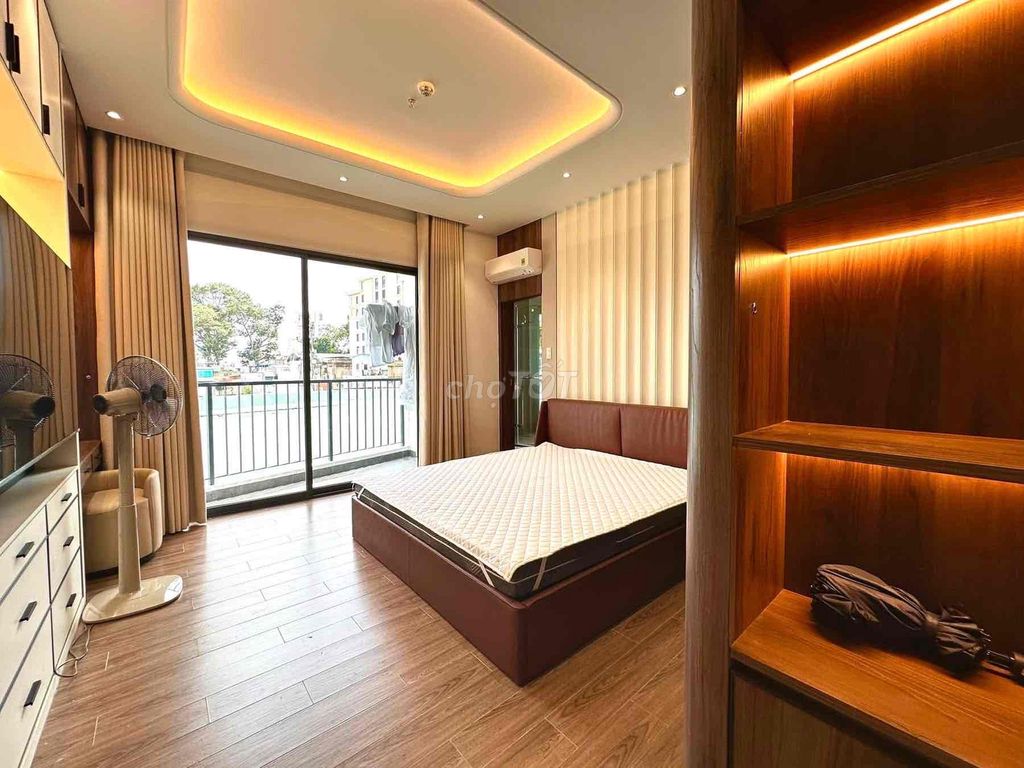 The Penthouse House is 70 meters wide, just Lý Thường Kiệt - Squarly - North Sea