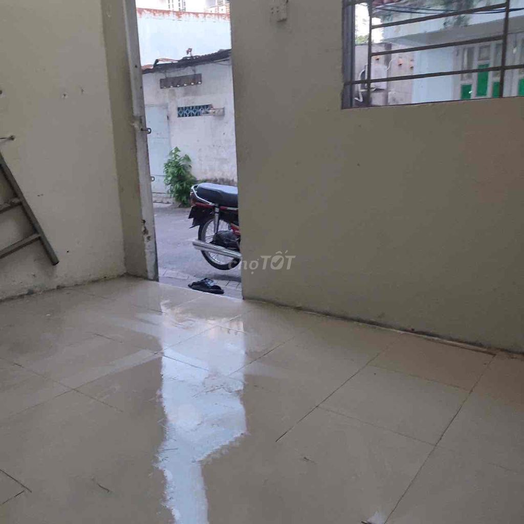 A quiet room near the commercial university.