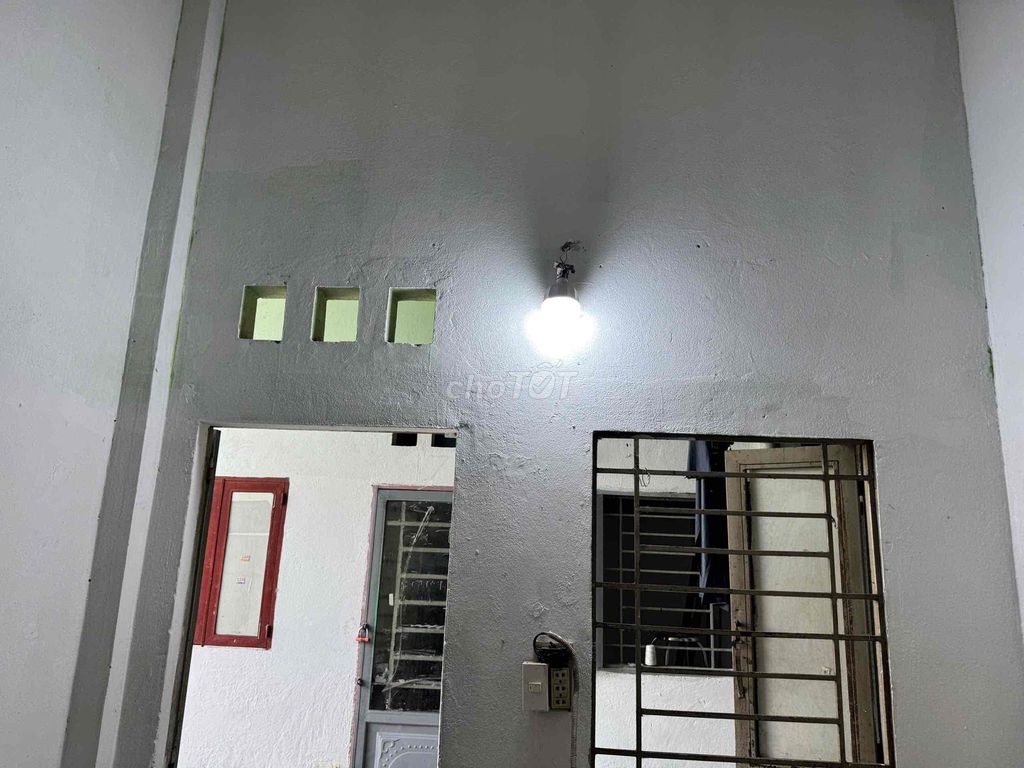 A quiet room near the commercial university.