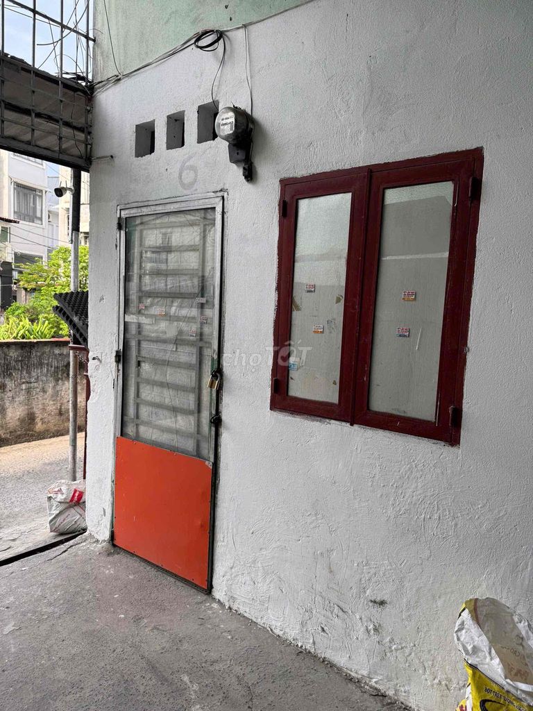 A quiet room near the commercial university.