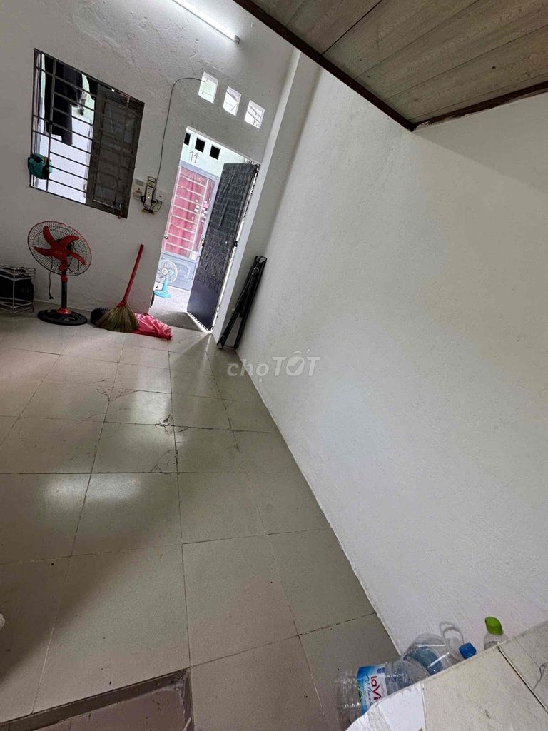 A quiet room near the commercial university.