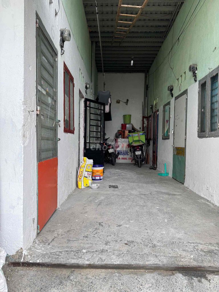 A quiet room near the commercial university.