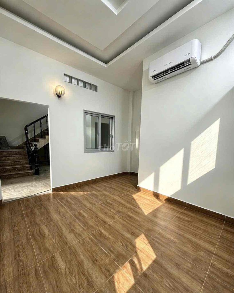 It's the owner who rented the new full house - Lê Đại Hành, District 11