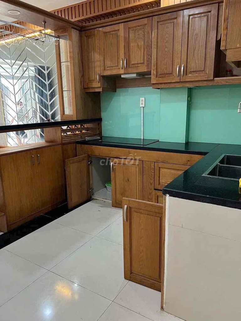 Two floors, st, three bedrooms, three toilets.
