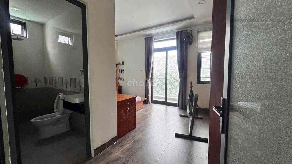 3 bathrooms. Near the market, school.