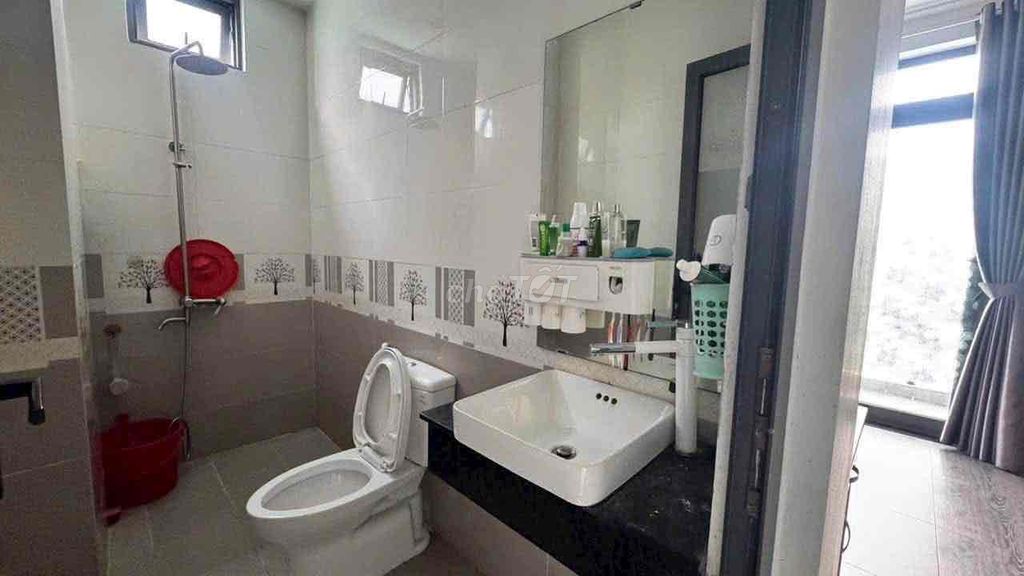 3 bathrooms. Near the market, school.