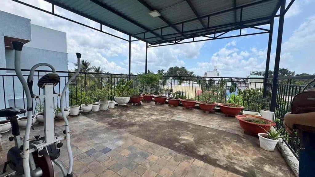 3 bathrooms. Near the market, school.