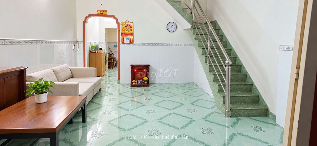 1st floor 3rd floor bedroom 2 car alley toilets