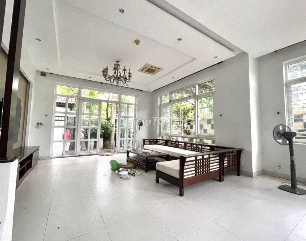 This is a very generous place. Ten x 20 M-- Five bedrooms.