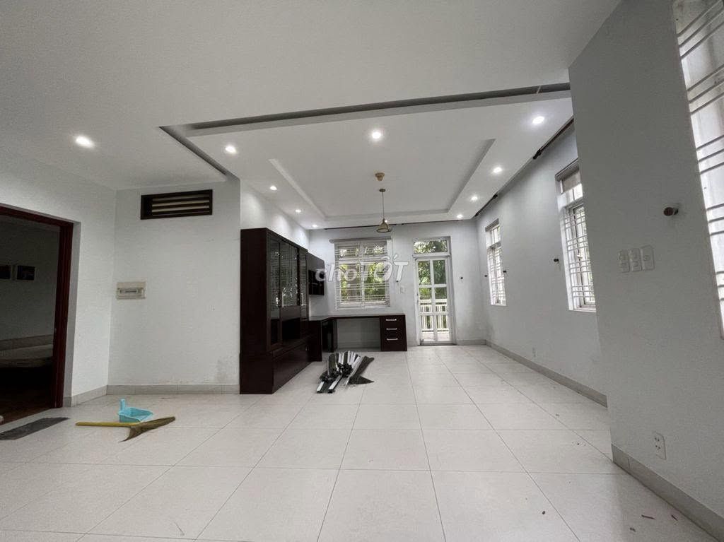 This is a very generous place. Ten x 20 M-- Five bedrooms.