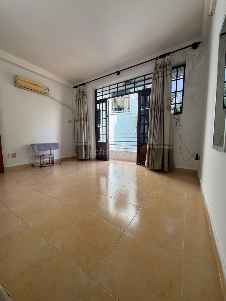 A big, free balcony suite, near Blue Row, Bình Thạnh