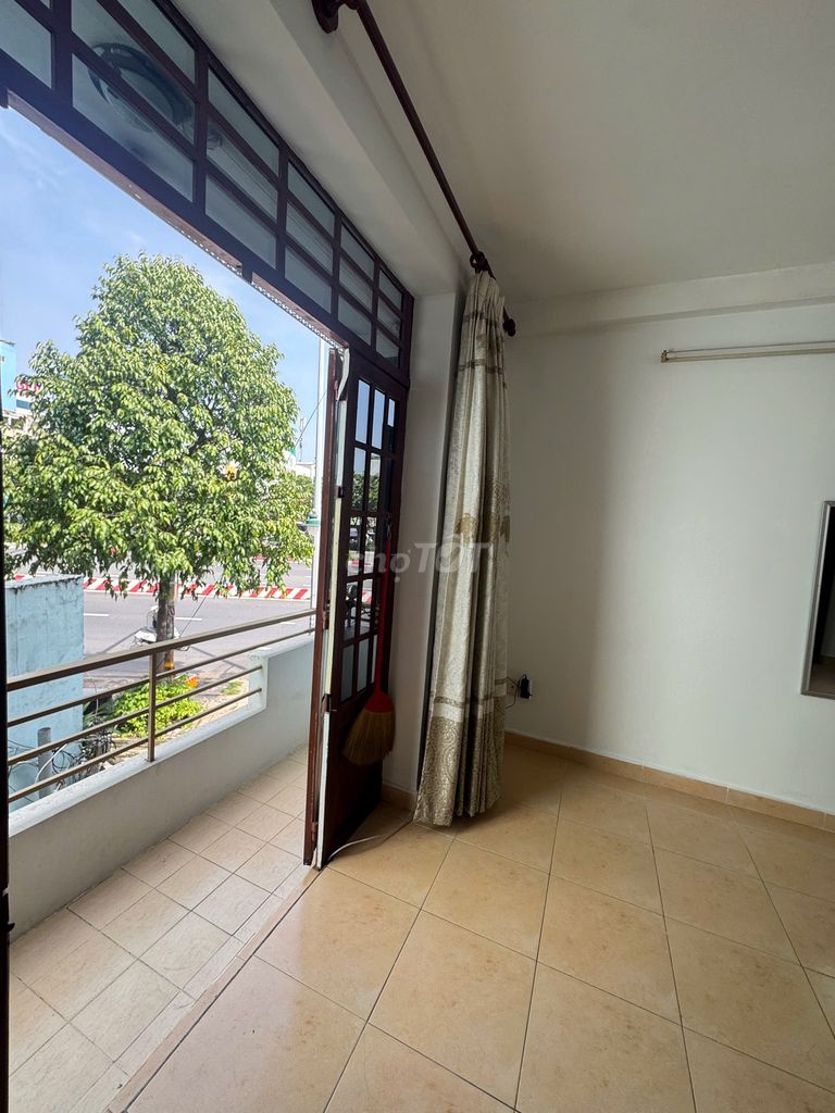 A big, free balcony suite, near Blue Row, Bình Thạnh