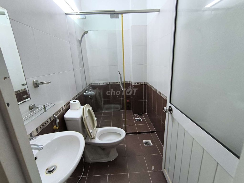 Share 1 room in the house. Free time is 2.8 million.