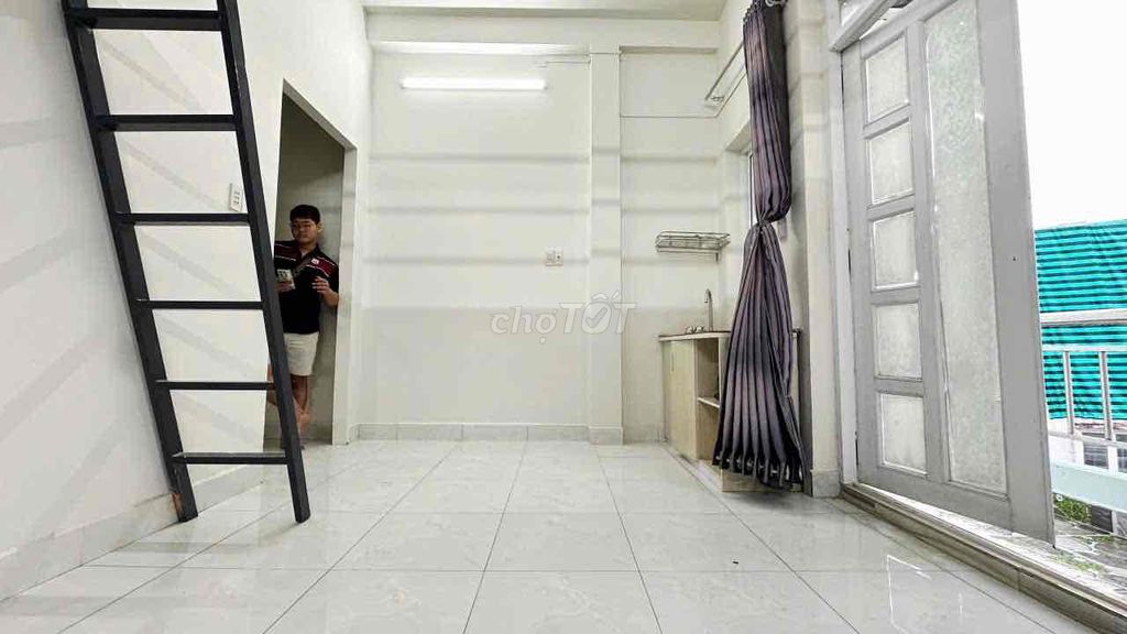 It's the owner who rents rooms right here at the Polykao Market, without limiting the Ins.