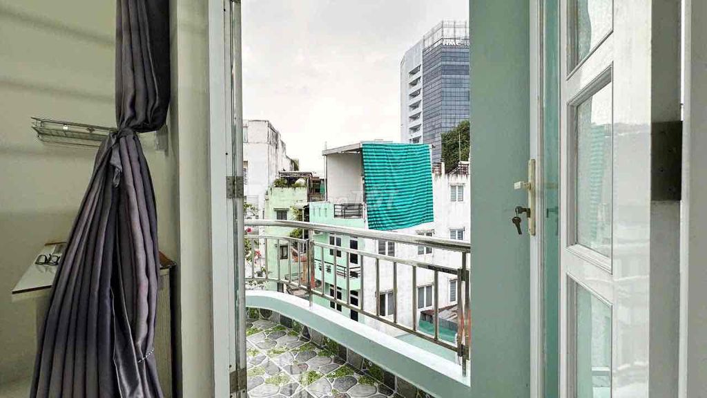It's the owner who rents rooms right here at the Polykao Market, without limiting the Ins.