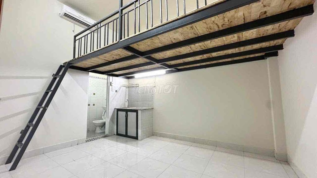It's the owner who rents rooms right here at the Polykao Market, without limiting the Ins.