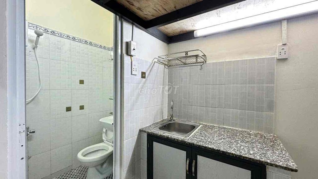It's the owner who rents rooms right here at the Polykao Market, without limiting the Ins.