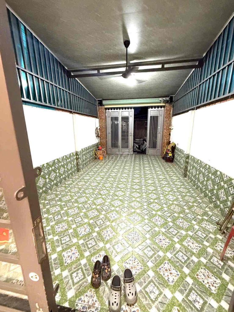 4 x25 meters 4 4th floor bedroom 5 toilets 7 meters alleys suitable to stay and do vp
