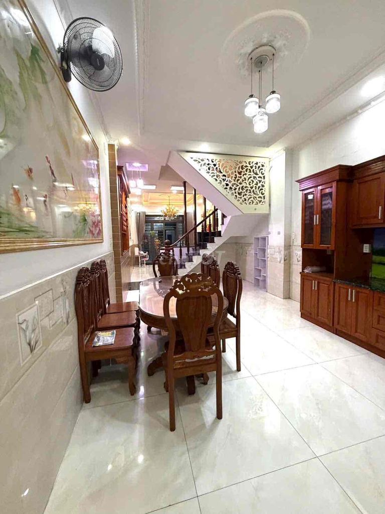 4 x25 meters 4 4th floor bedroom 5 toilets 7 meters alleys suitable to stay and do vp