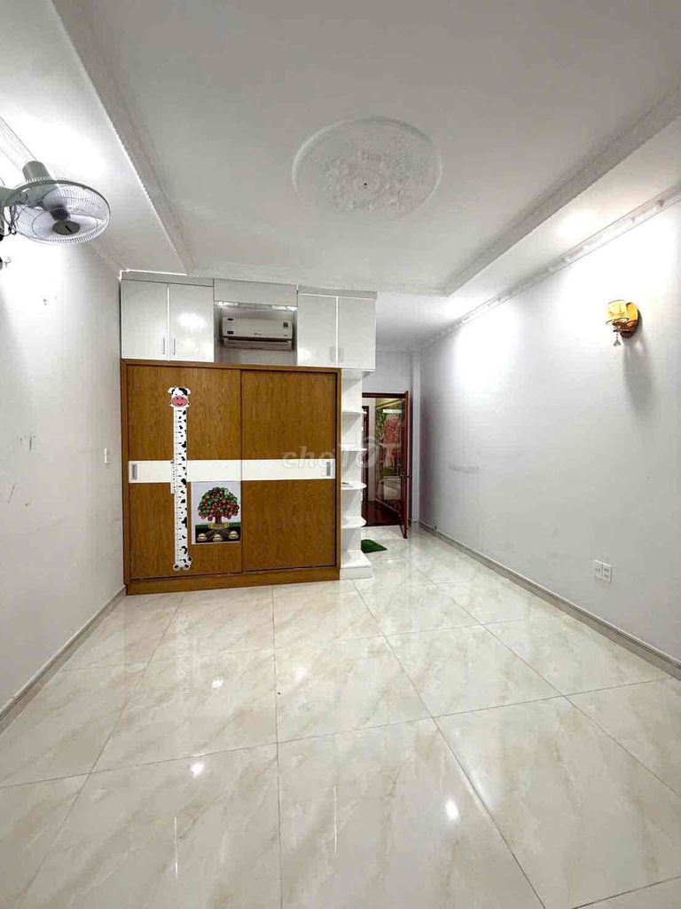 4 x25 meters 4 4th floor bedroom 5 toilets 7 meters alleys suitable to stay and do vp