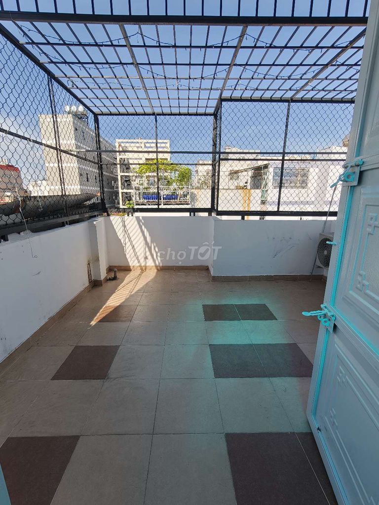 3 4th floor bedroom in the back alley of the truck, 4 X 18 M area