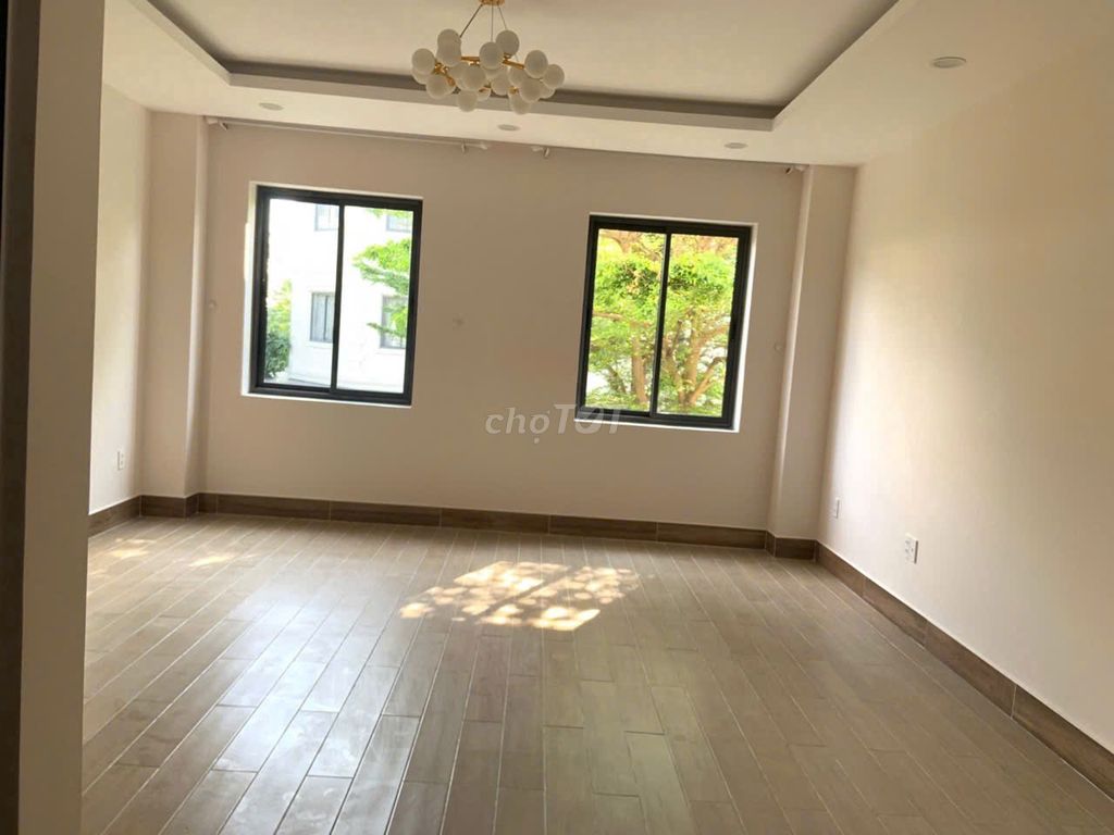 It's the owner who rents new houses 135/17 B Nguyễn Hữu Cảnh, 070 22, Bình Thạnh