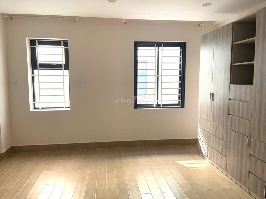 It's the owner who rents new houses 135/17 B Nguyễn Hữu Cảnh, 070 22, Bình Thạnh