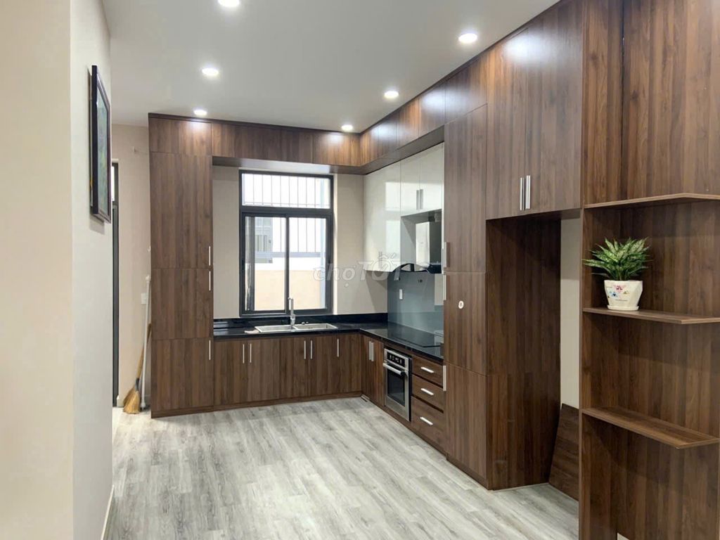 It's the owner who rents new houses 135/17 B Nguyễn Hữu Cảnh, 070 22, Bình Thạnh