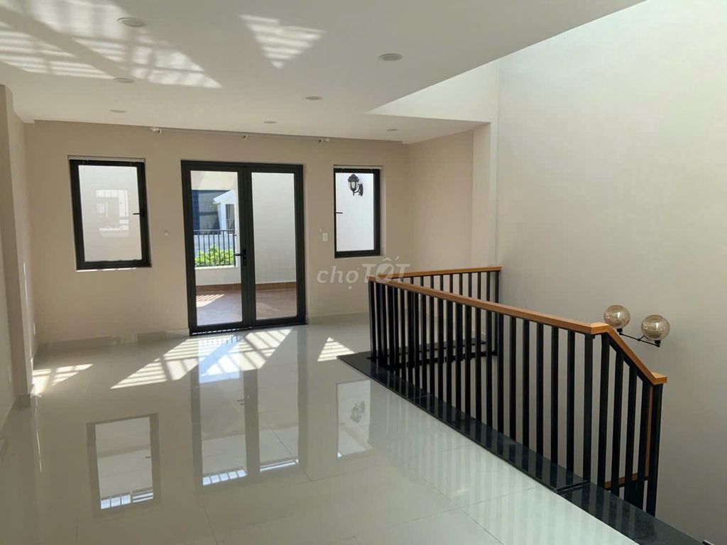 It's the owner who rents new houses 135/17 B Nguyễn Hữu Cảnh, 070 22, Bình Thạnh