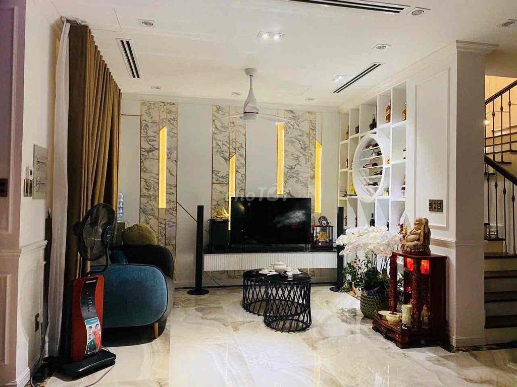 A single Villa Park villa rents 40 million a month of beautiful furniture.
