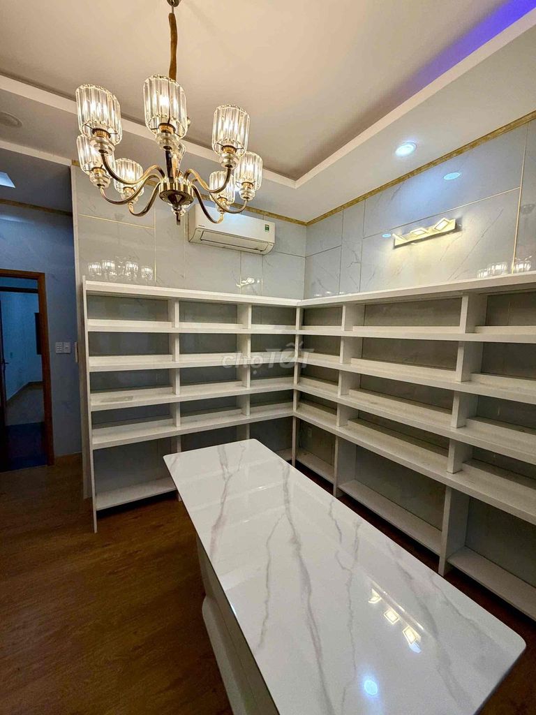 Renting the entire Hà Huy Giáp street, District 12.