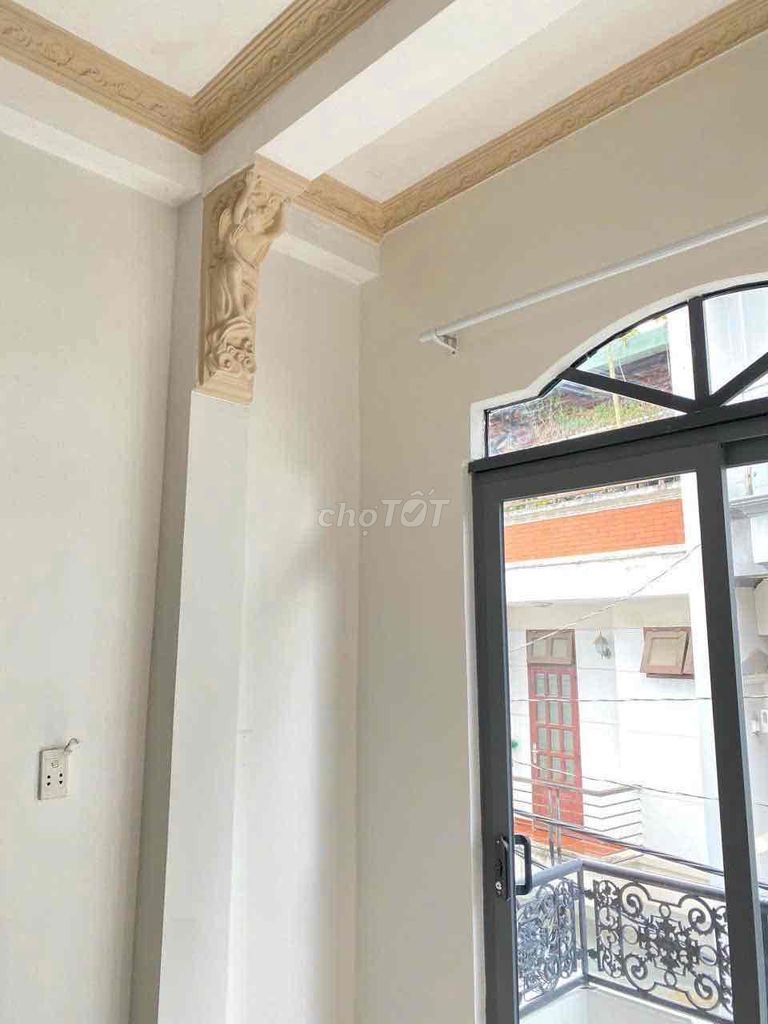Rent the entire alleyway of the car parked at the imperial gate, Abson 17,