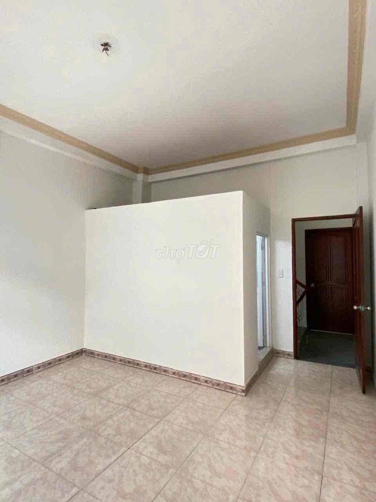 Rent the entire alleyway of the car parked at the imperial gate, Abson 17,
