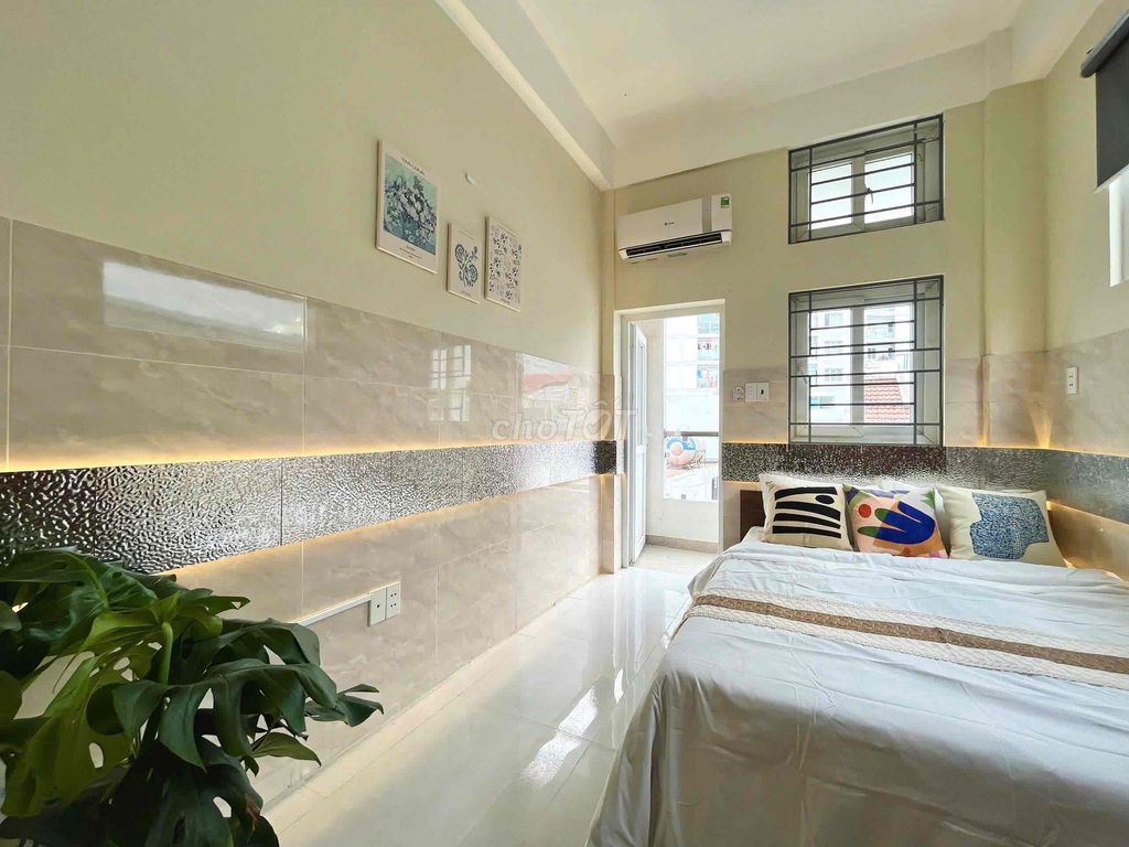 A cheap balcony bedroom downtown Bình Thạnh.
