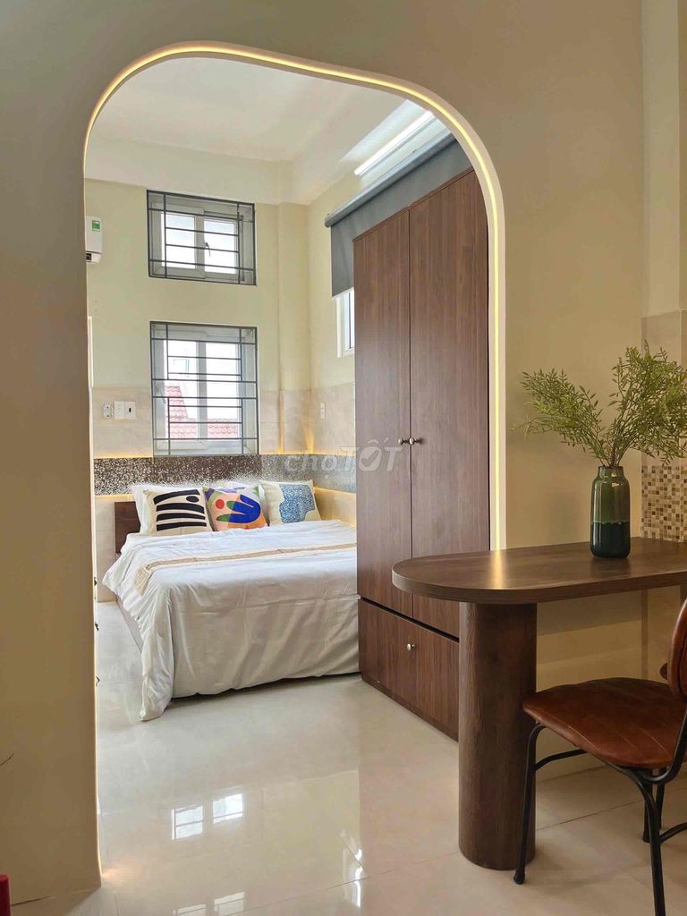A cheap balcony bedroom downtown Bình Thạnh.