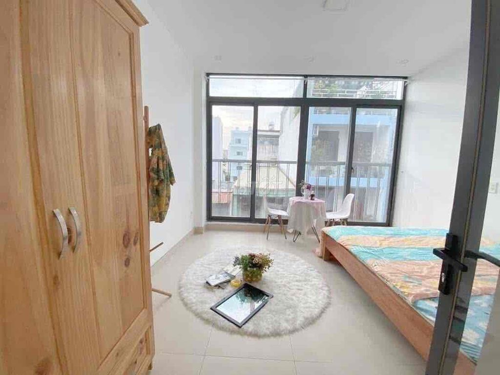 The apartment. A cheap balcony bedroom near Wentic Park.