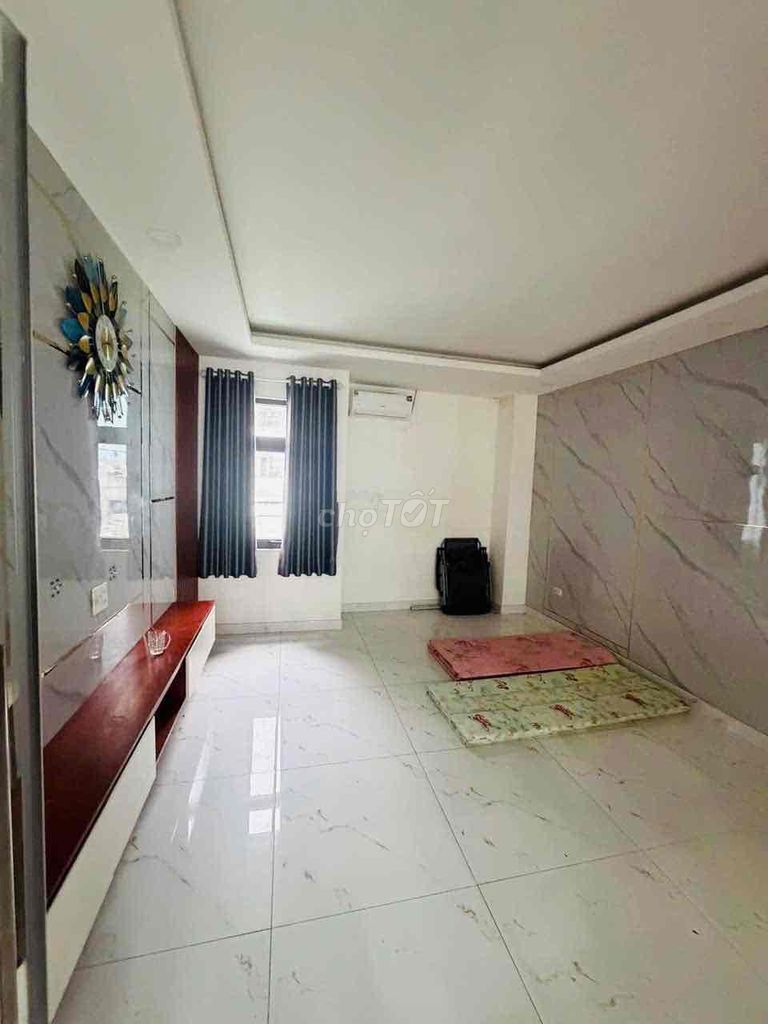 Ice-cold 15th floor, 4th floor bedroom, four toilets. Car lanes. Ready air conditioning.