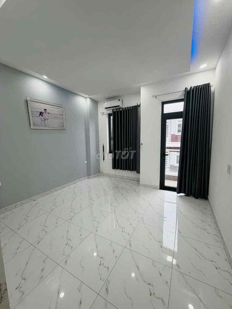 Ice-cold 15th floor, 4th floor bedroom, four toilets. Car lanes. Ready air conditioning.
