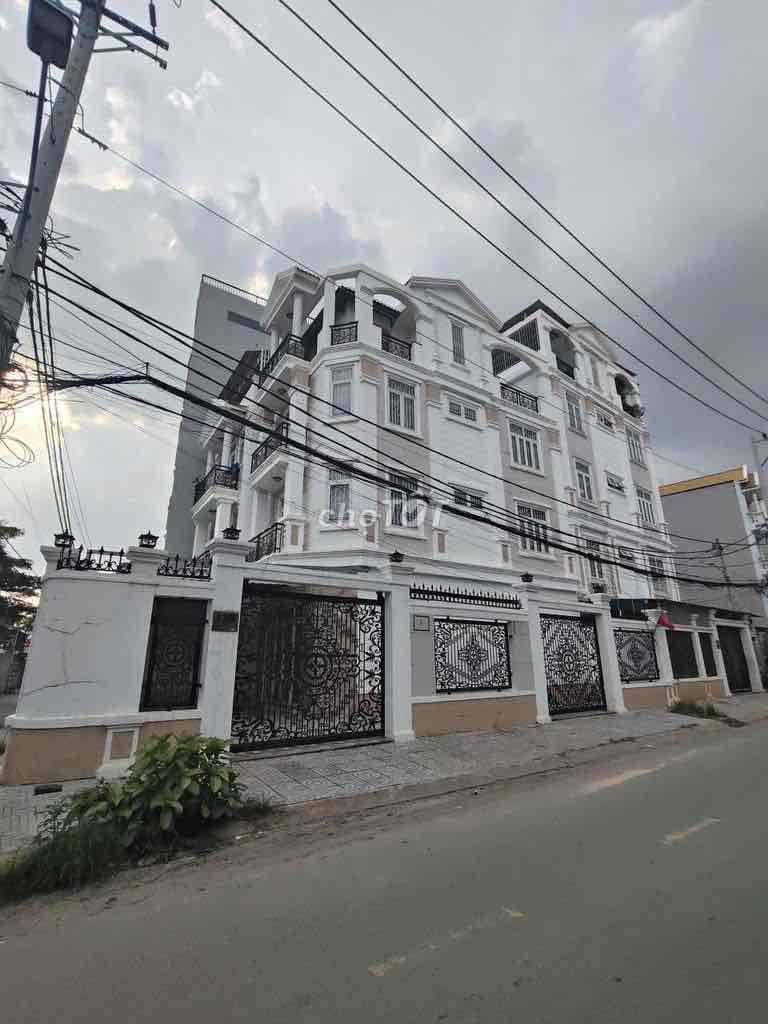 It's right next to the corner of the three rooftops. Five bedrooms, five fine interior toilets.