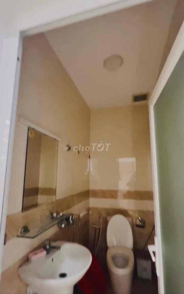 It's right next to the corner of the three rooftops. Five bedrooms, five fine interior toilets.