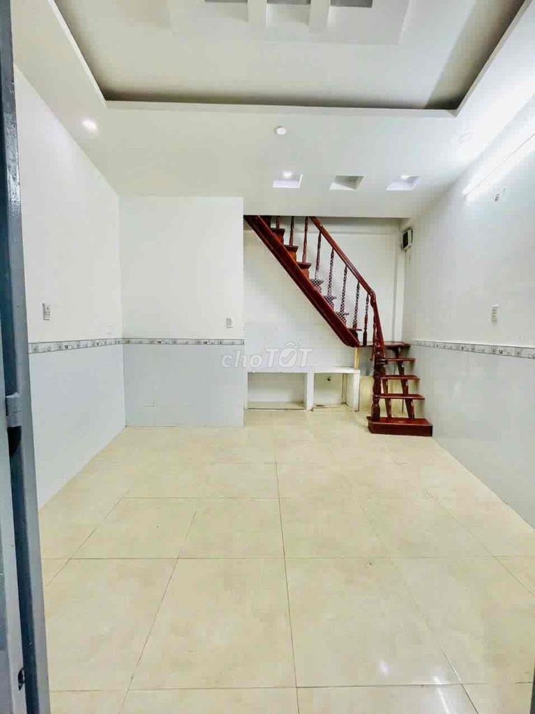 Renting four-story bedrooms, four toilets, Nguyễn Văn Công truck near the university.