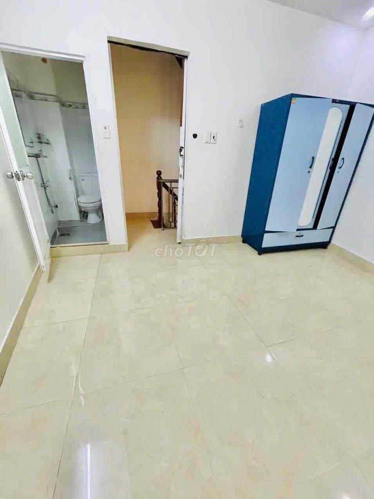 Renting four-story bedrooms, four toilets, Nguyễn Văn Công truck near the university.