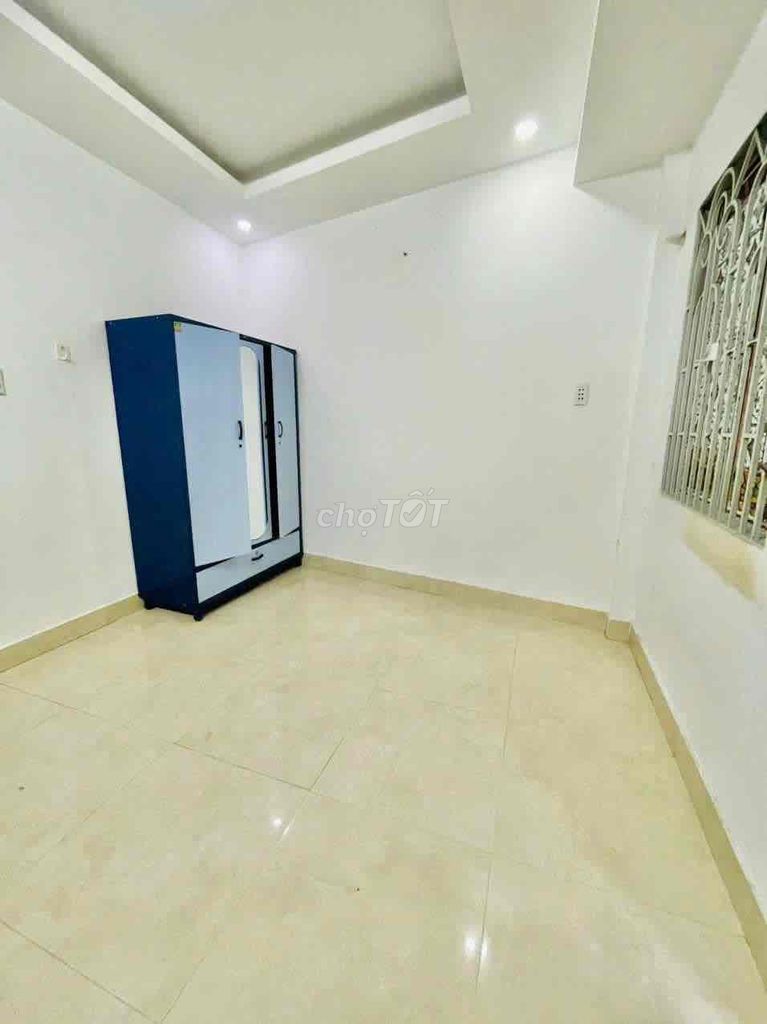 Renting four-story bedrooms, four toilets, Nguyễn Văn Công truck near the university.