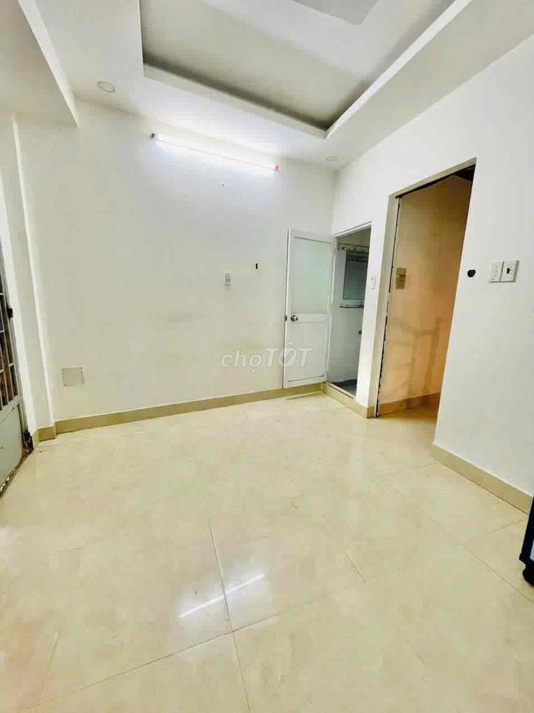 Renting four-story bedrooms, four toilets, Nguyễn Văn Công truck near the university.