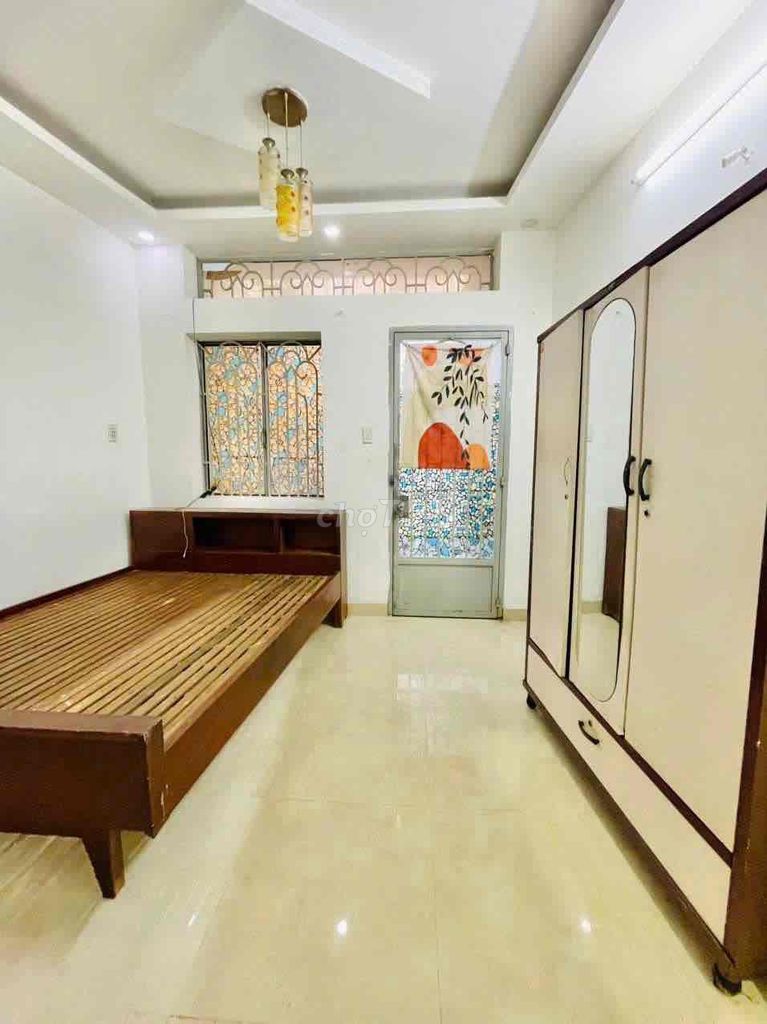 Renting four-story bedrooms, four toilets, Nguyễn Văn Công truck near the university.