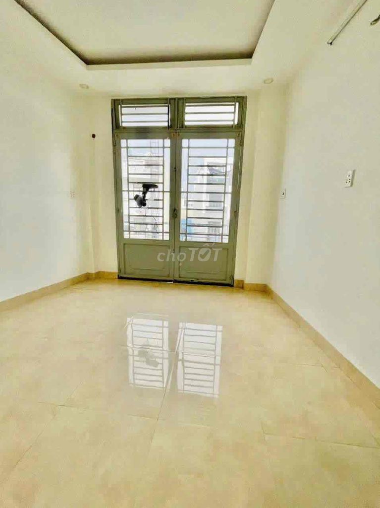 Renting four-story bedrooms, four toilets, Nguyễn Văn Công truck near the university.