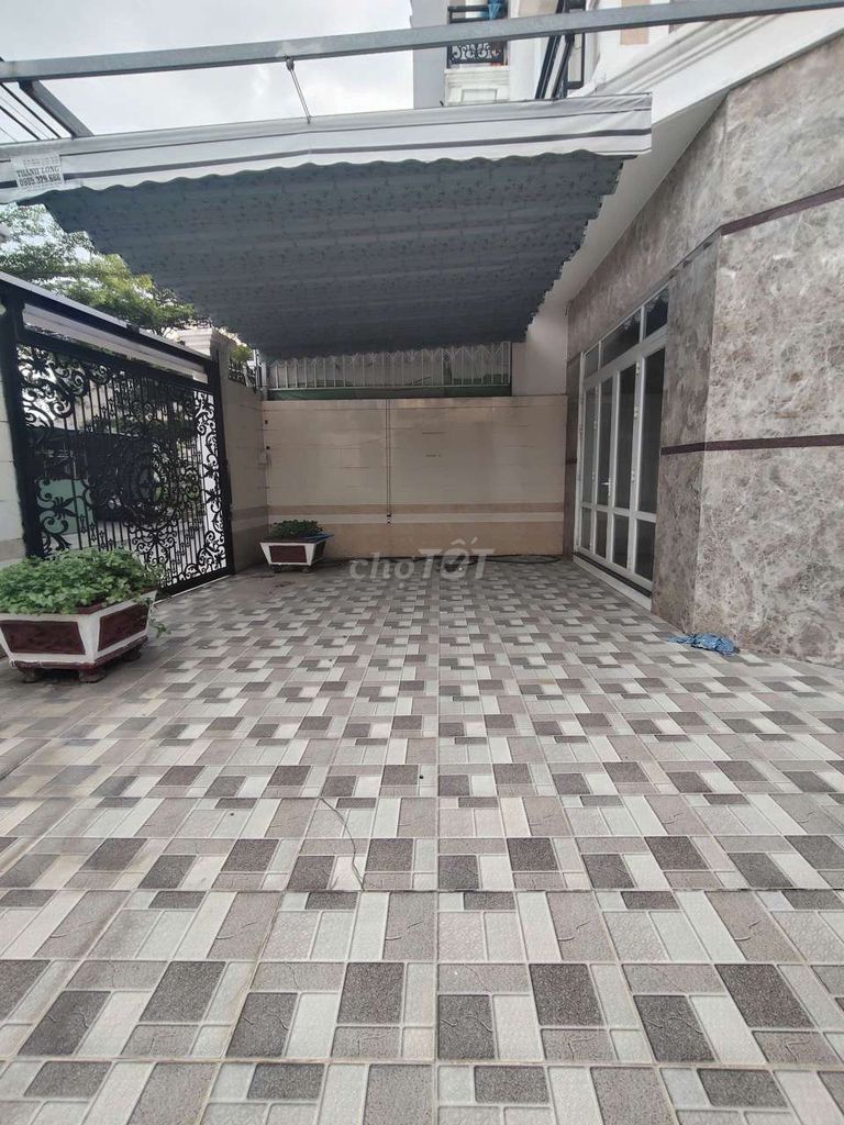 Rent the villa. Two-sided. Near the stop of the peace. Two-by-two-way field.