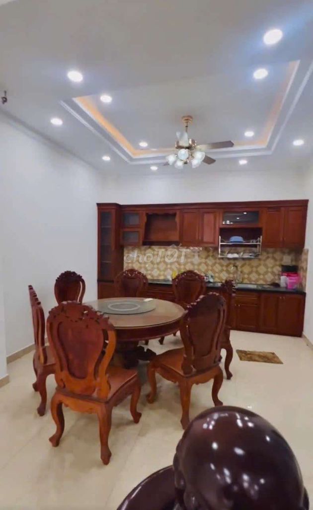 Rent the villa. Two-sided. Near the stop of the peace. Two-by-two-way field.