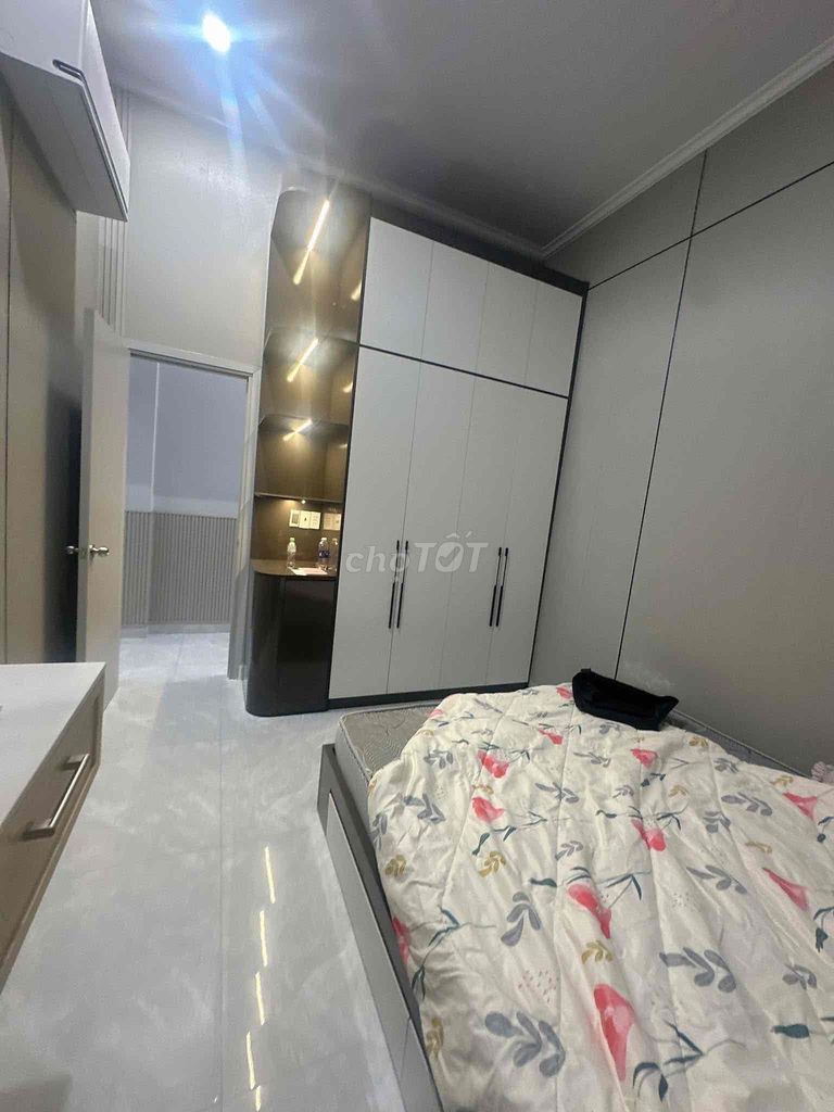 Hồ Bá Phấn Street near Wu. Two bedrooms. A brand new toilet.